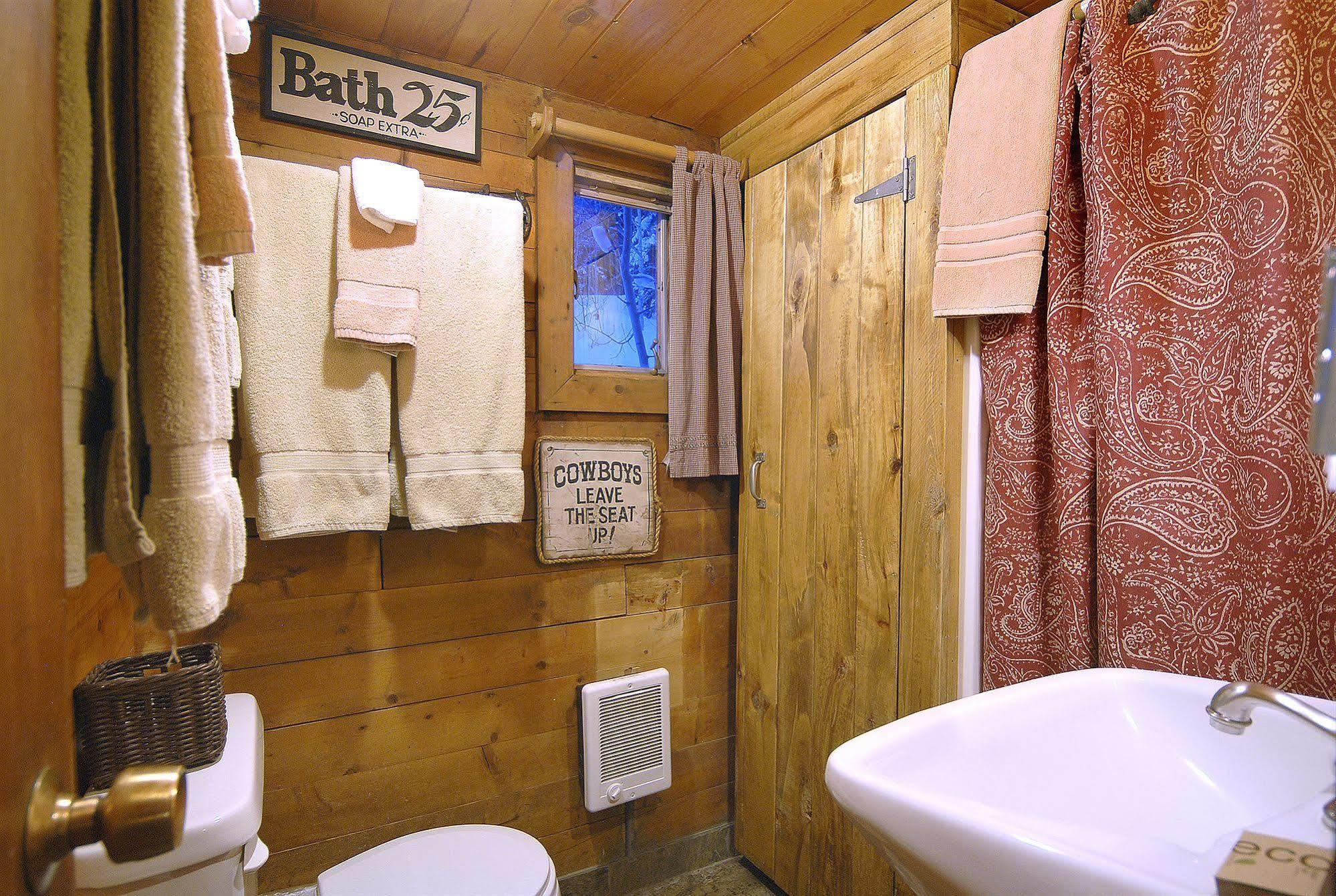 Pioneer Guest Cabins 마운트크레스티드부트 외부 사진