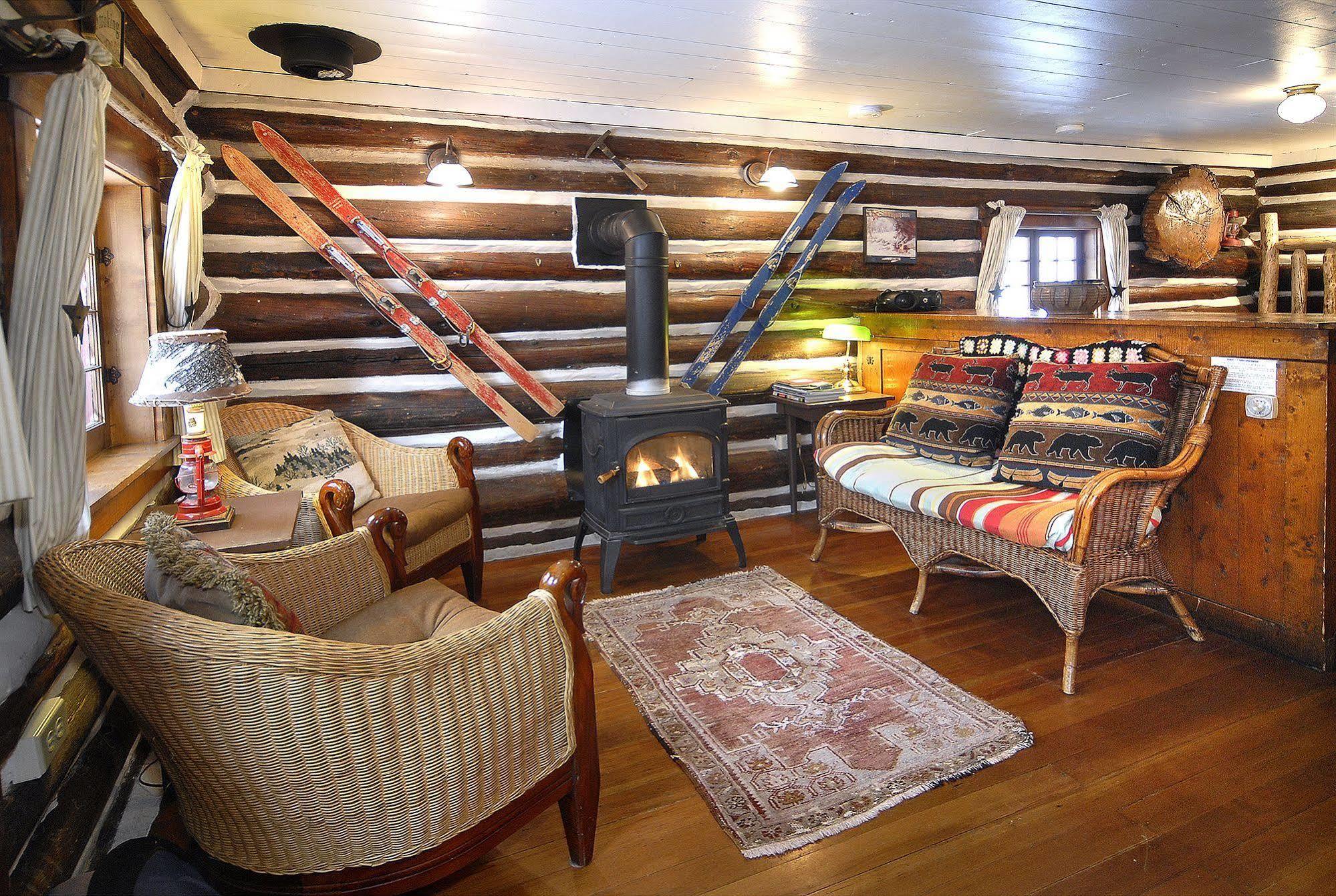 Pioneer Guest Cabins 마운트크레스티드부트 외부 사진