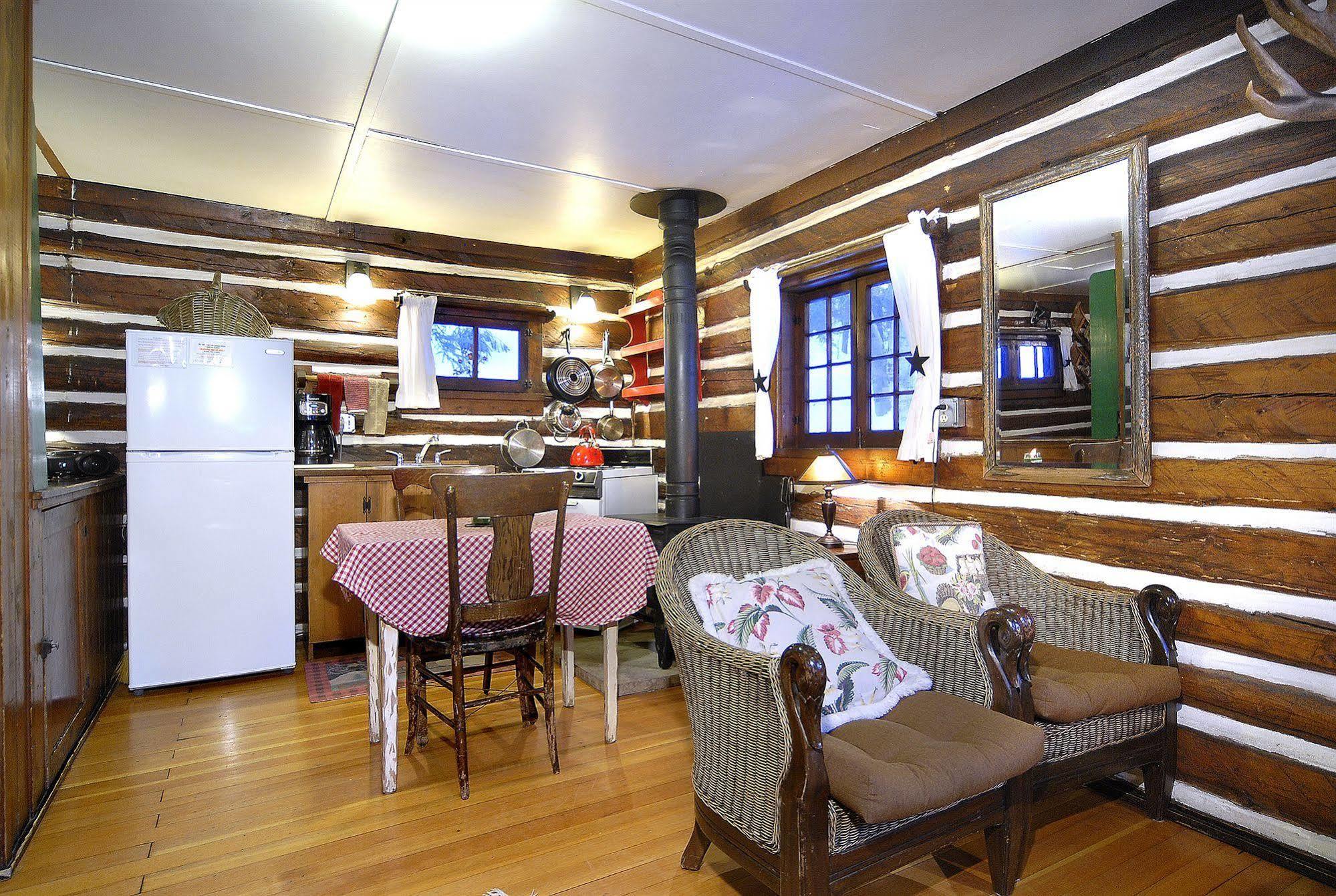 Pioneer Guest Cabins 마운트크레스티드부트 외부 사진